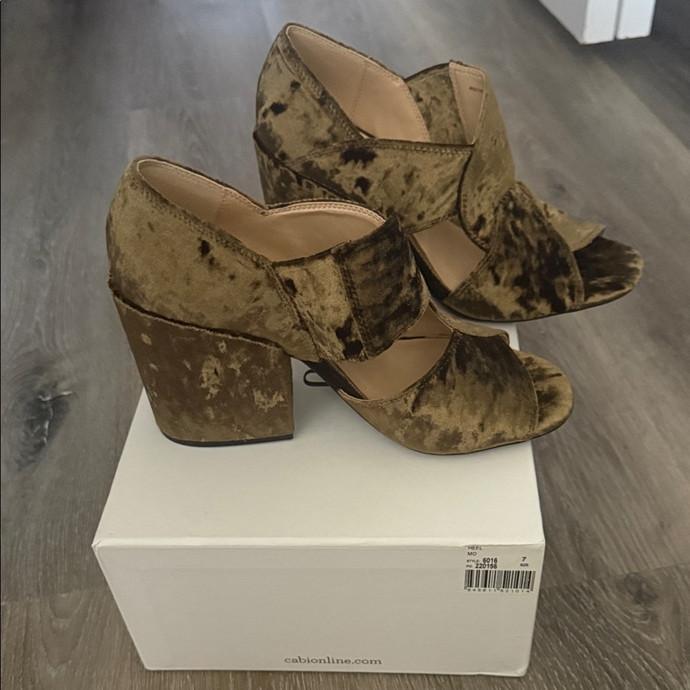 Cabi Women's Velvet Block Heel Sandals - olive size 7 NWOT